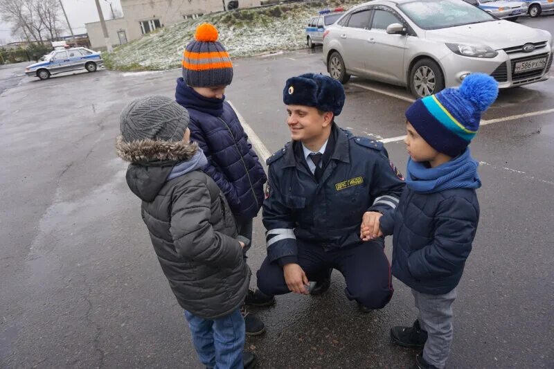 Полиция для детей. Милиционер для детей. Мальчик полиция. Сотрудник полиции и дети. Дети сотрудника полиции в школу