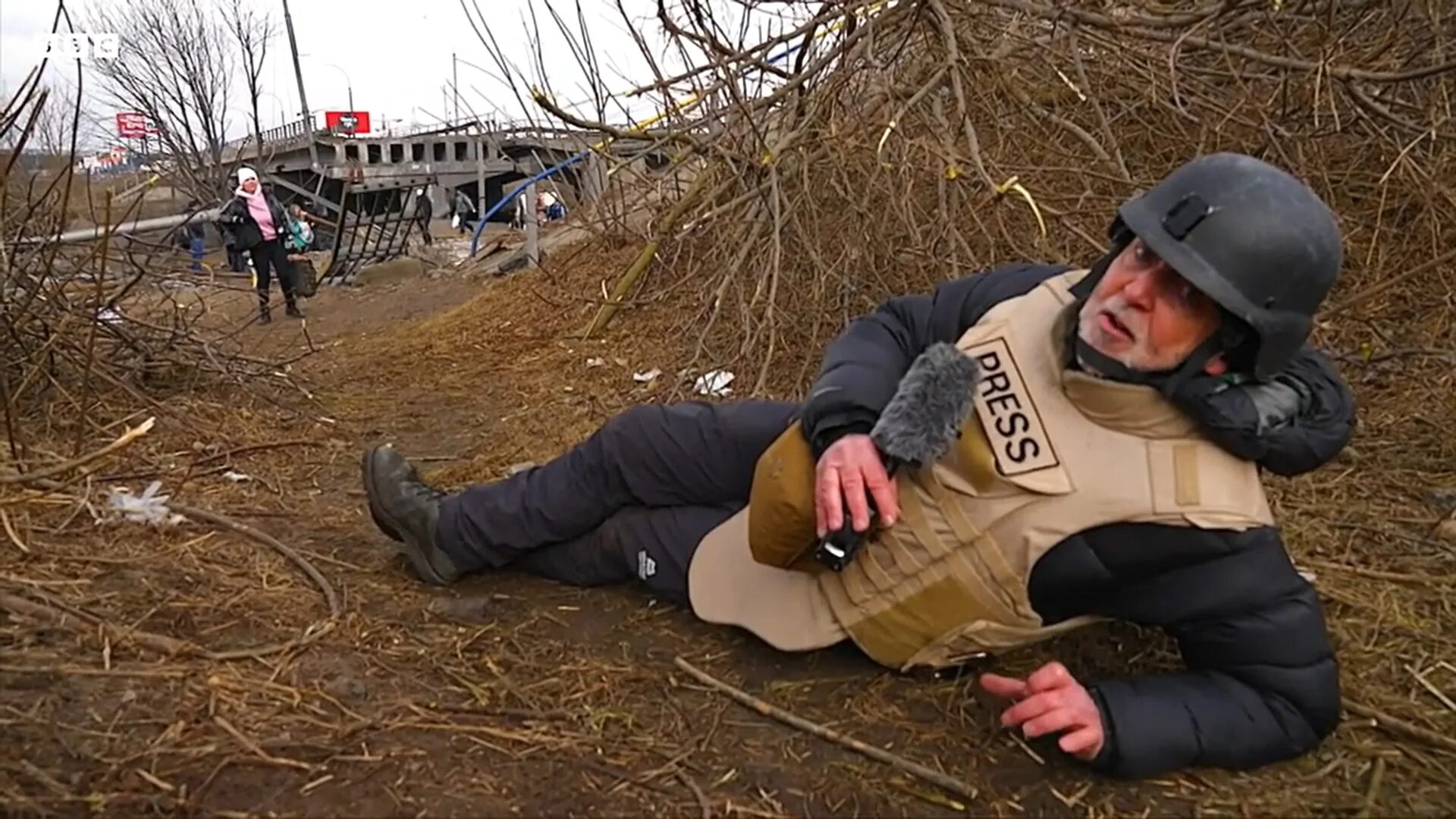 Военный репортер. Смешной репортаж. Журналист на передовой. Военный журналист.