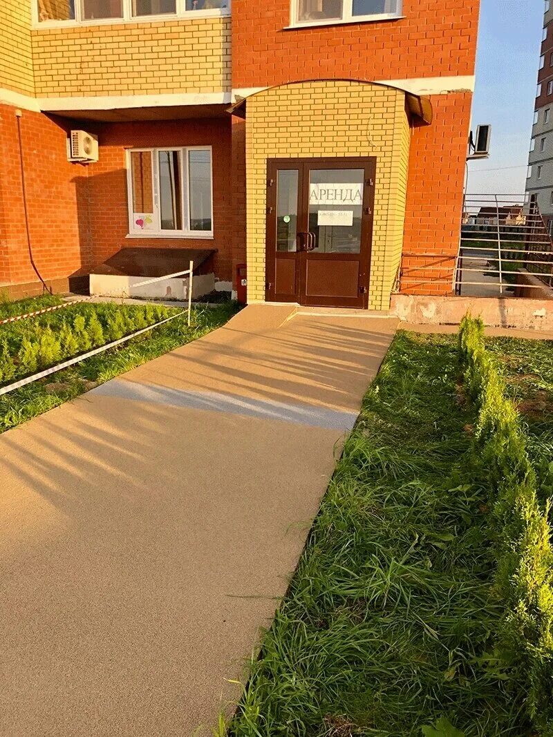 Аренда двора. Газон на даче. Строительство двор омск. Кирова 46 ялта. Аренда двора.