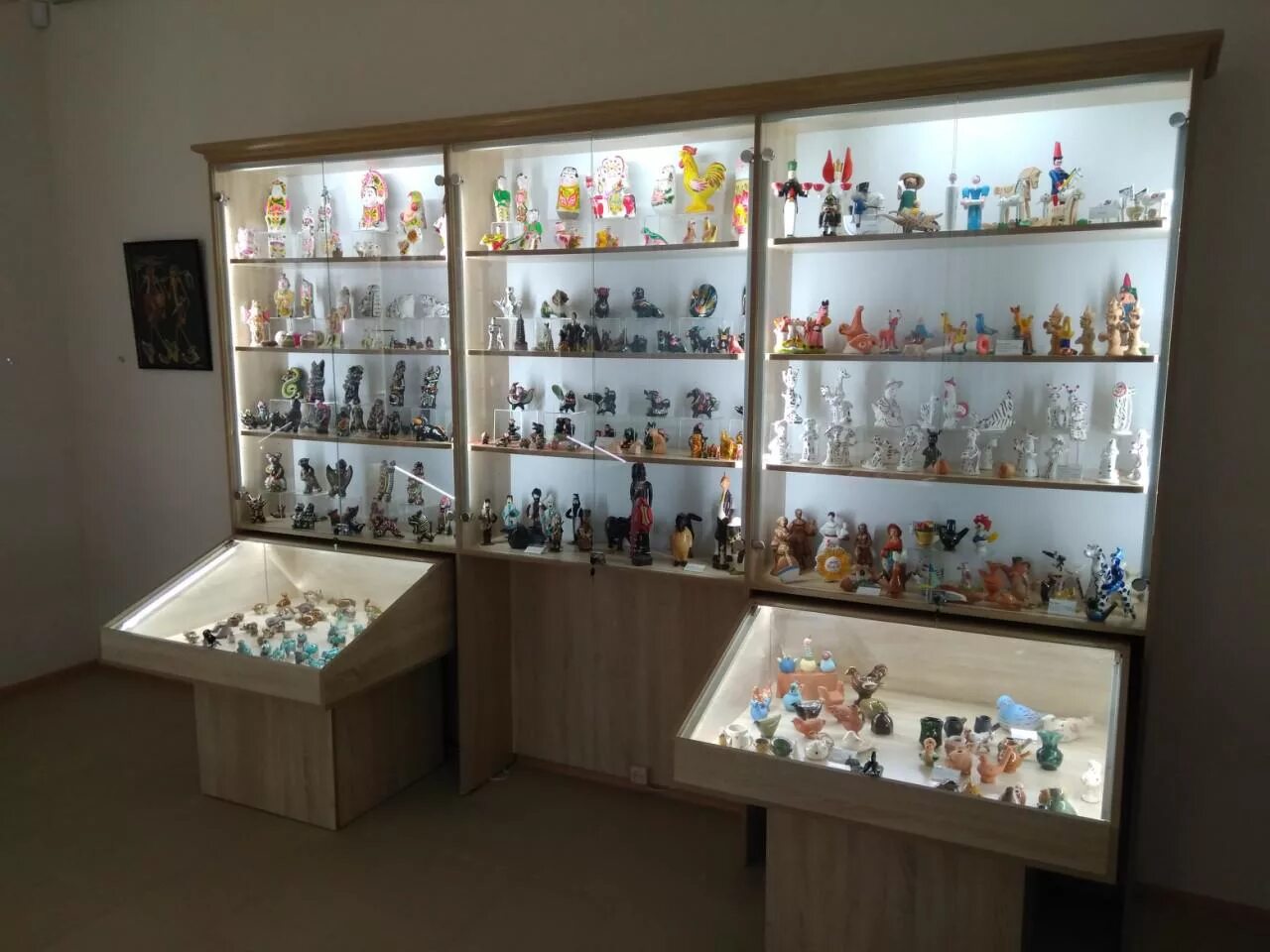 витрины для сувенирной продукции. витрина для сувениров. стеллажи для магазина подарков. прилавок с сувенирами. витрины для сувенирной продукции.