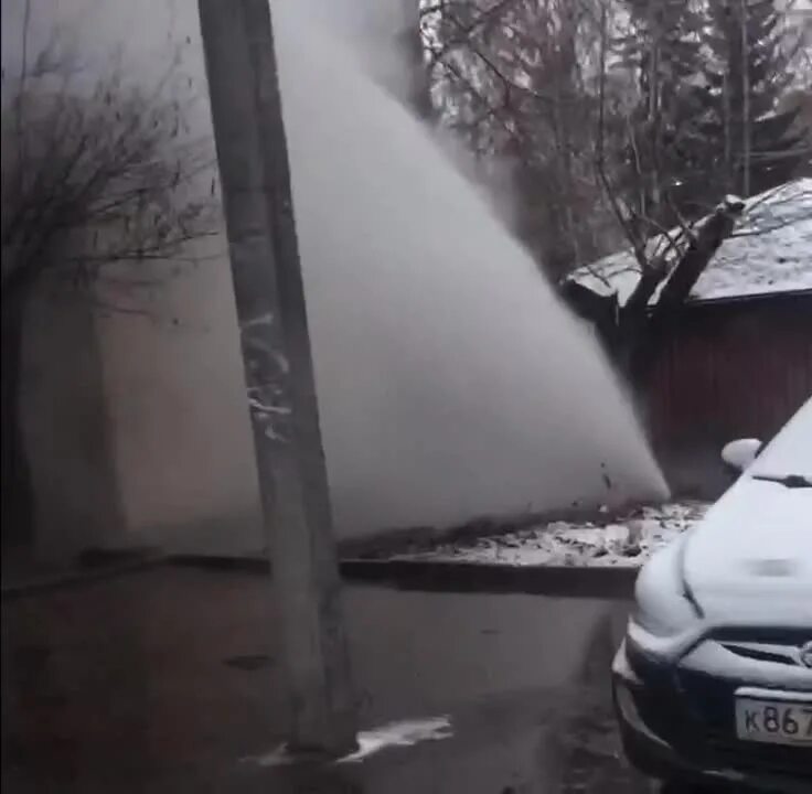 Орск прорвало платину. Химки прорыв трубы. Прорвало трубу в садике. Порыв трубы Москва. Прорвало трубу в Москве.