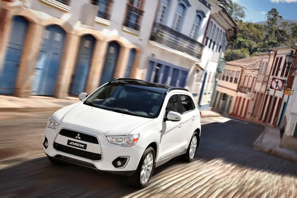 Mitsubishi life. Митсубиси асикс 2014. Митсубиси АСХ белый. Mitsubishi ASX 2014. Митсубиси ASX 2014 белый.