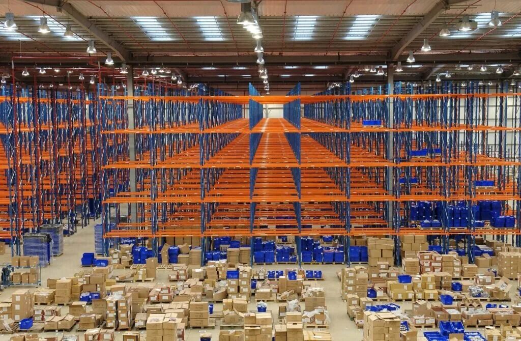 Размещение и хранение продукции. Складской стеллажный комплекс (система r 4000). складские стеллажи амазон. стеллажное хранение на складе. хранение грузов на складе.