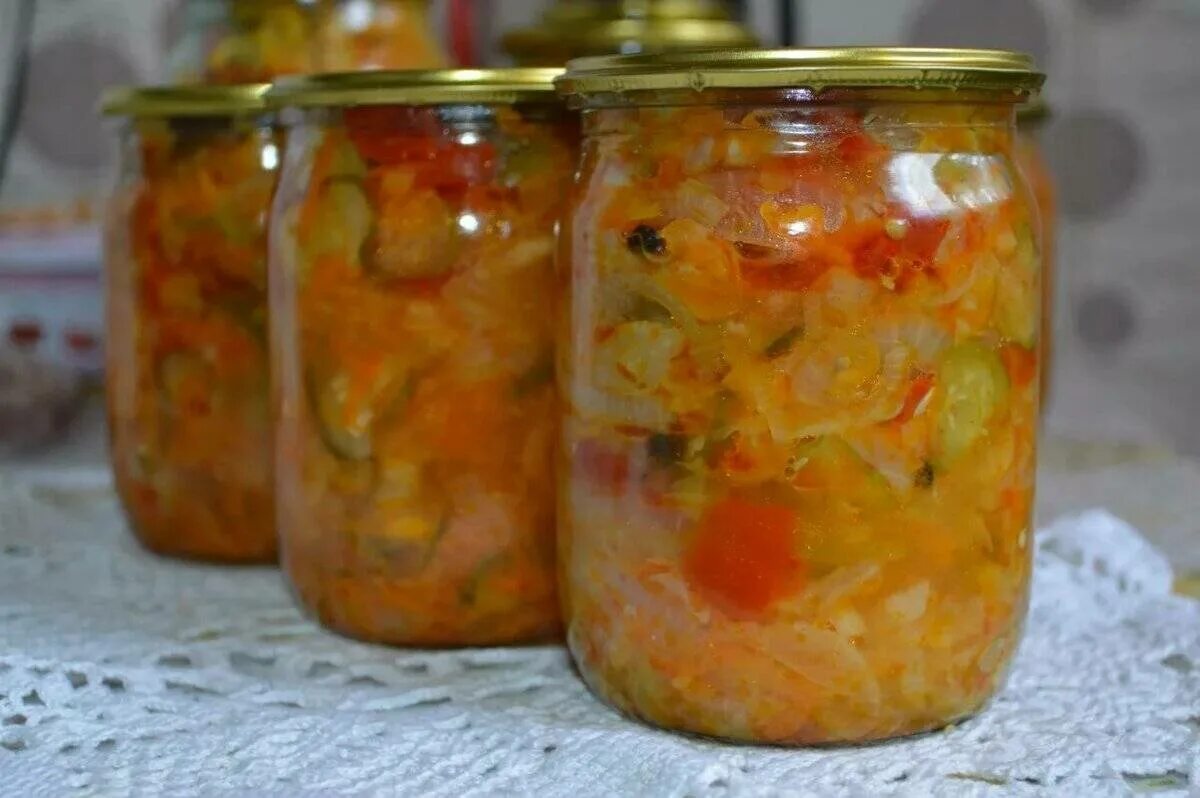 Кубанский салат с капустой помидорами огурцами. Кубанский салат зиму Кубанский. Салат Кубанский с капустой на зиму без стерилизации. Салат Кубанский с капустой на зиму. Салат на зиму по кубански.