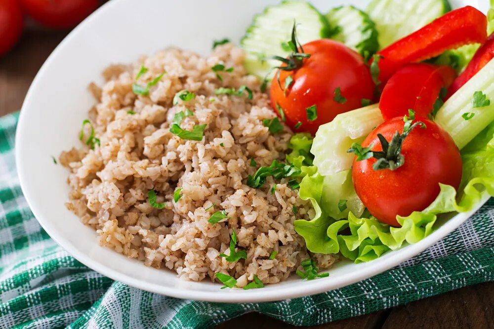 Постная овсяная каша. Каша с овощами. Гречка с овощами. Постная каша. Диетическая крупа и овощи.