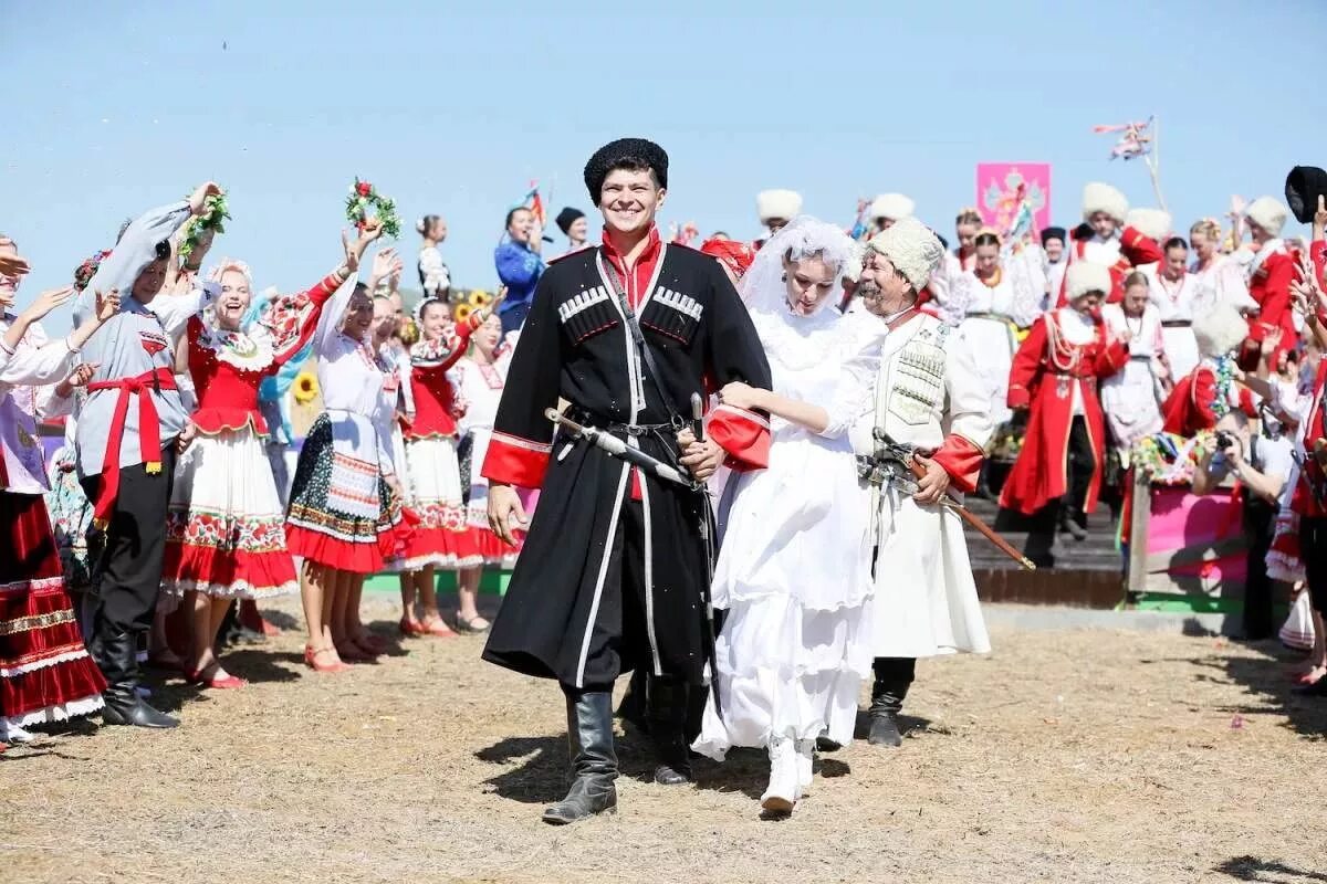 Особенности повседневной жизни кубанского казачества. Традиции Кубанского казачества Кубани. Краснодарский край казачка и казак. Кубань казачий край. Свадебные гуляния кубанских Казаков.