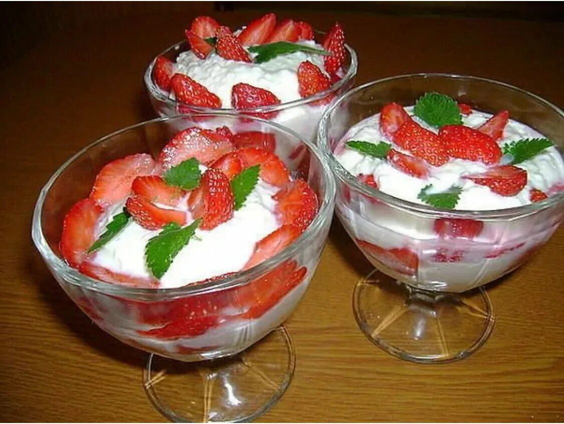 Торт битое стекло желейный торт. Десерт желатин со сметаной и фруктами рецепт. Сметанный десерт с ягодами. Сметанное желе с фруктами. Десерт из сметаны с желатином с фруктами.