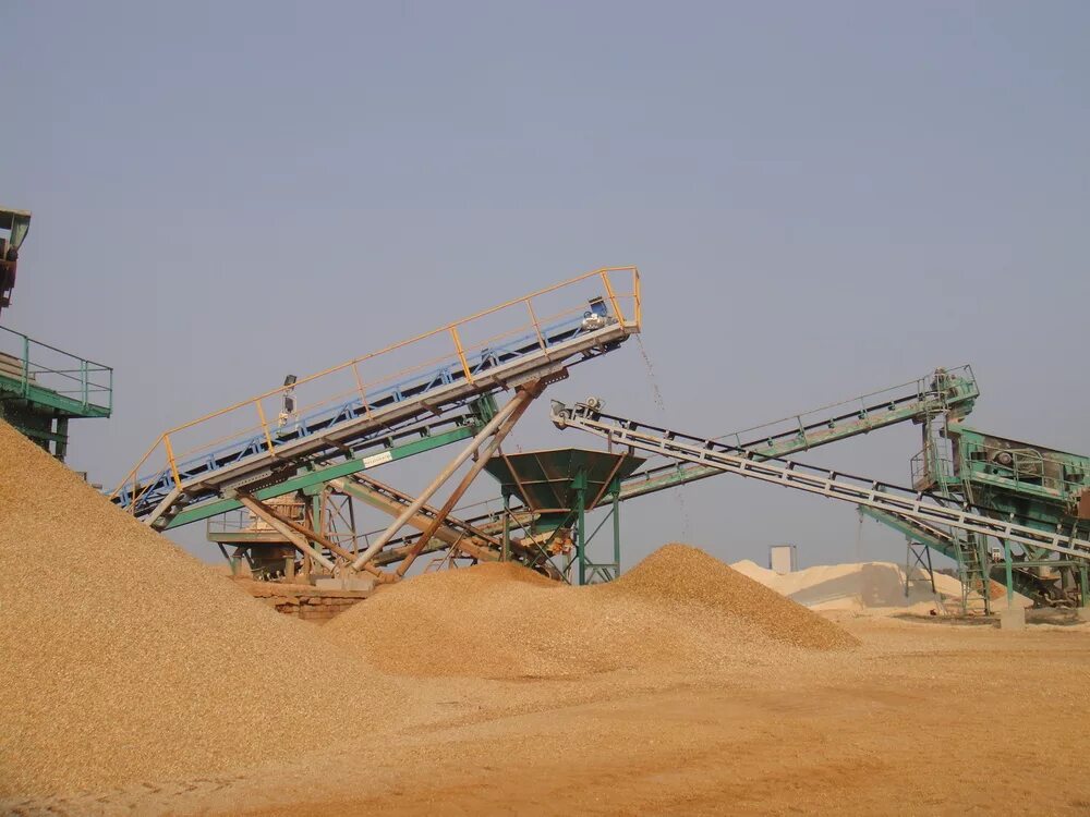 транспортер щебня. транспортер щебня. радиально-поворотный конвейер штабелеукладчик стакер. транспортер погрузочный ленточный. ленточный конвейер для щебня.