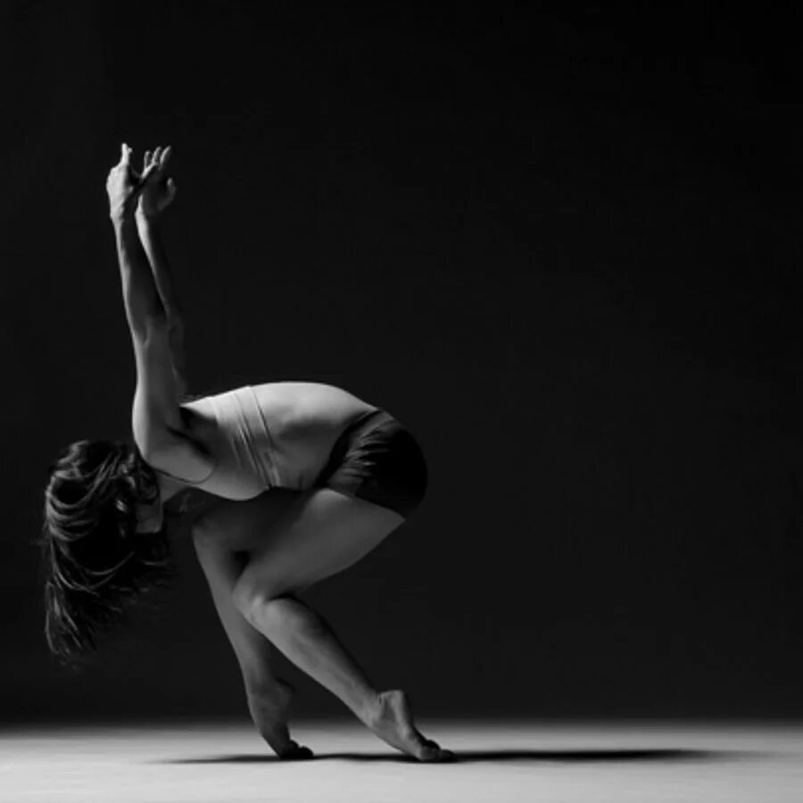 Dancing makes me. Make me dance. Заставь меня танцевать дорама. Постер для женских танцев с фразами. Поскользнулся на банановой кожуре.