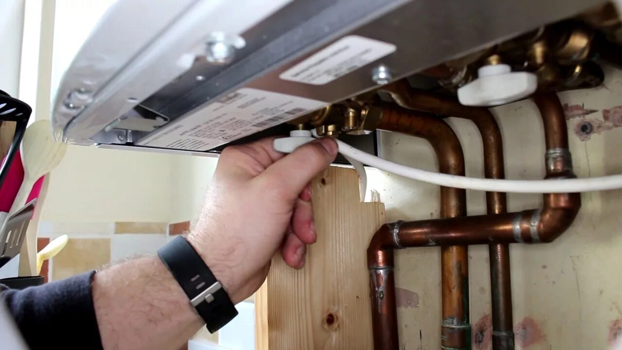 Котел вайлант ошибка f22. Vaillant 049324. вайланд 22. vaillant turbotec plus сливной штуцер. ошибка f22 на котле vaillant.