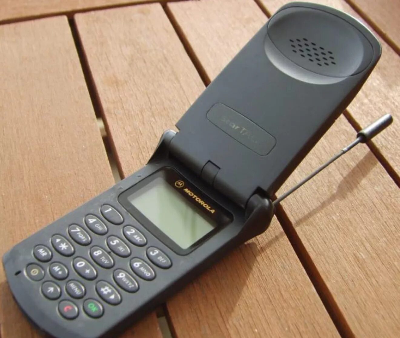 Моторола стартак. Motorola STARTAC 1996. Motorola раскладушка с выдвижной антенной. Моторола 1997. Моторола старые модели