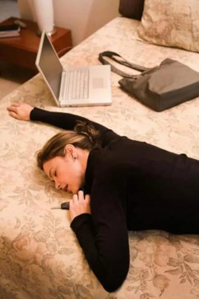 Сестру после работы. Усталый человек в офисе. Половое сношение. Уставшая семья. Усталая мать.