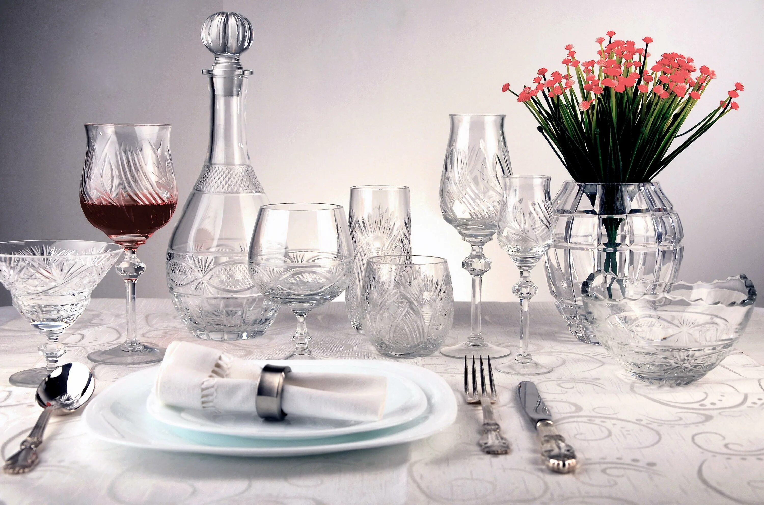 Сервировка хрусталем. Сервировка праздничного стола. Стеклозавод неман цветное стекло. Baccarat 740. Сервировка стола с хрусталем.
