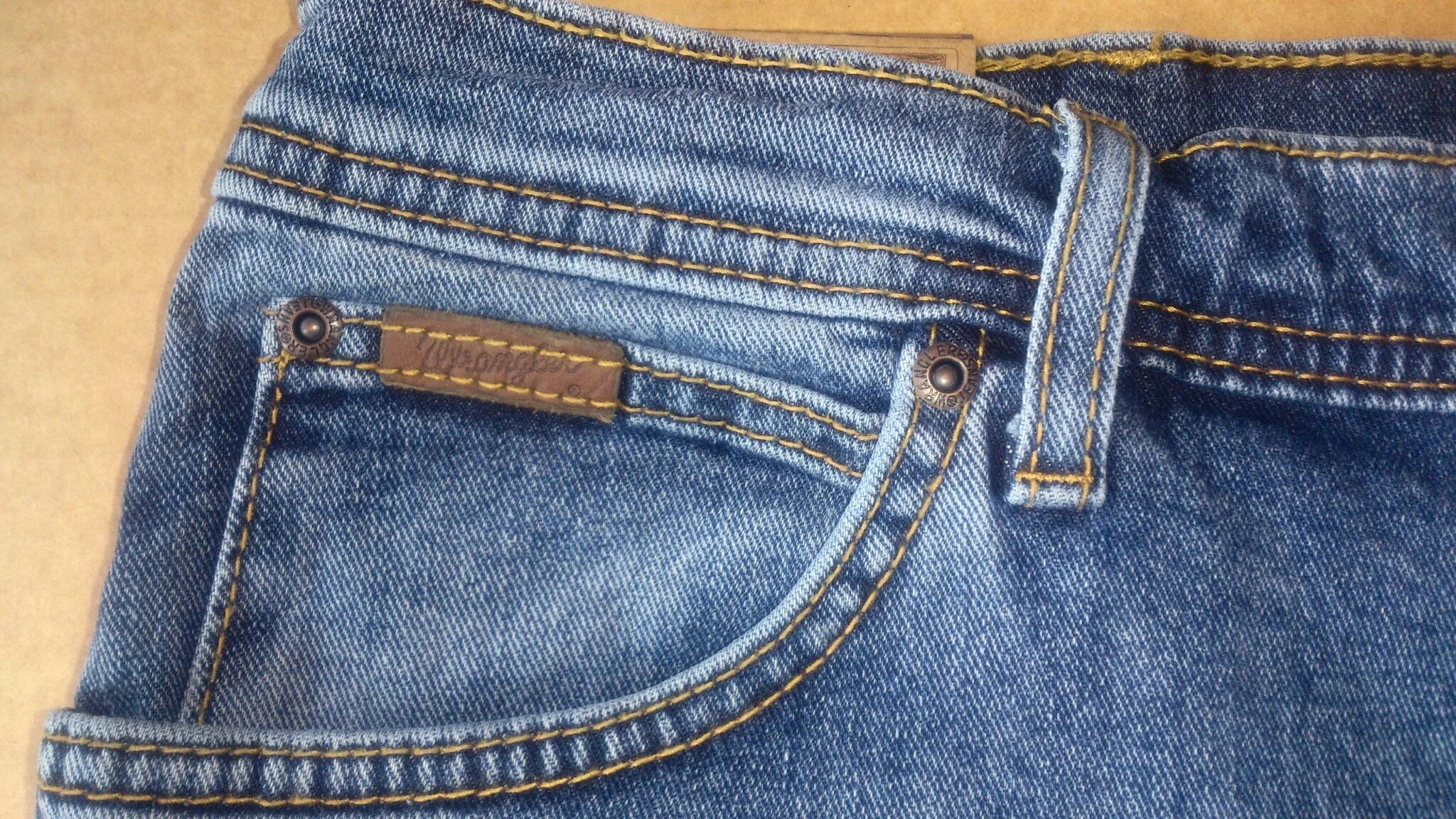 Джинсы воняют. Затерлись джинсы. Джинсы протираются заплатка. Заплатка на джинсы между ног. Почему протираются джинсы.