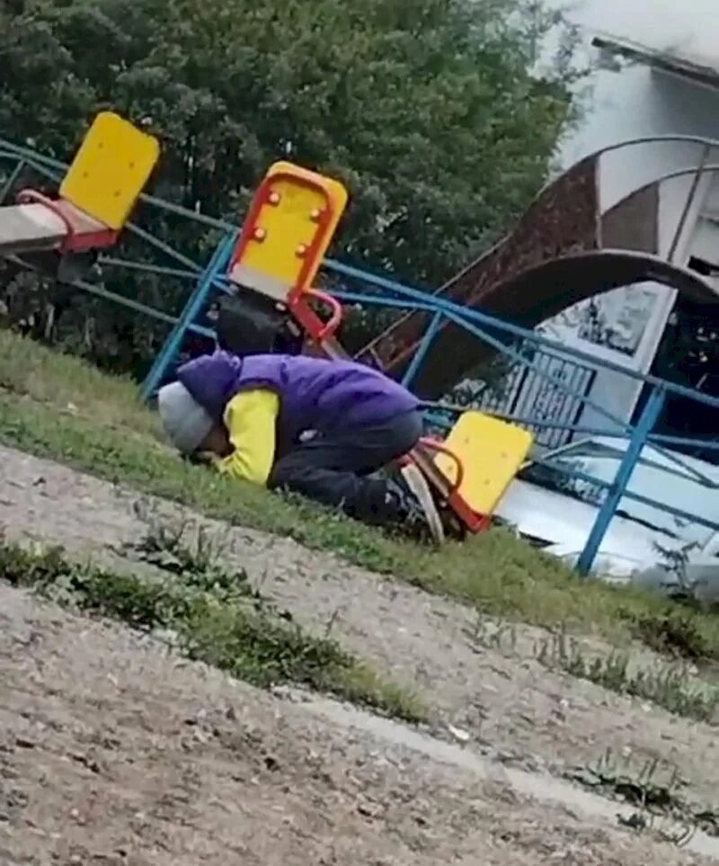 Мужик побил ребенка на площадке. Избили детей на детской площадке. Мужик побил ребенка на площадке. Школьник петрозаводск зарезал. Избиение мамы на детской площадке.