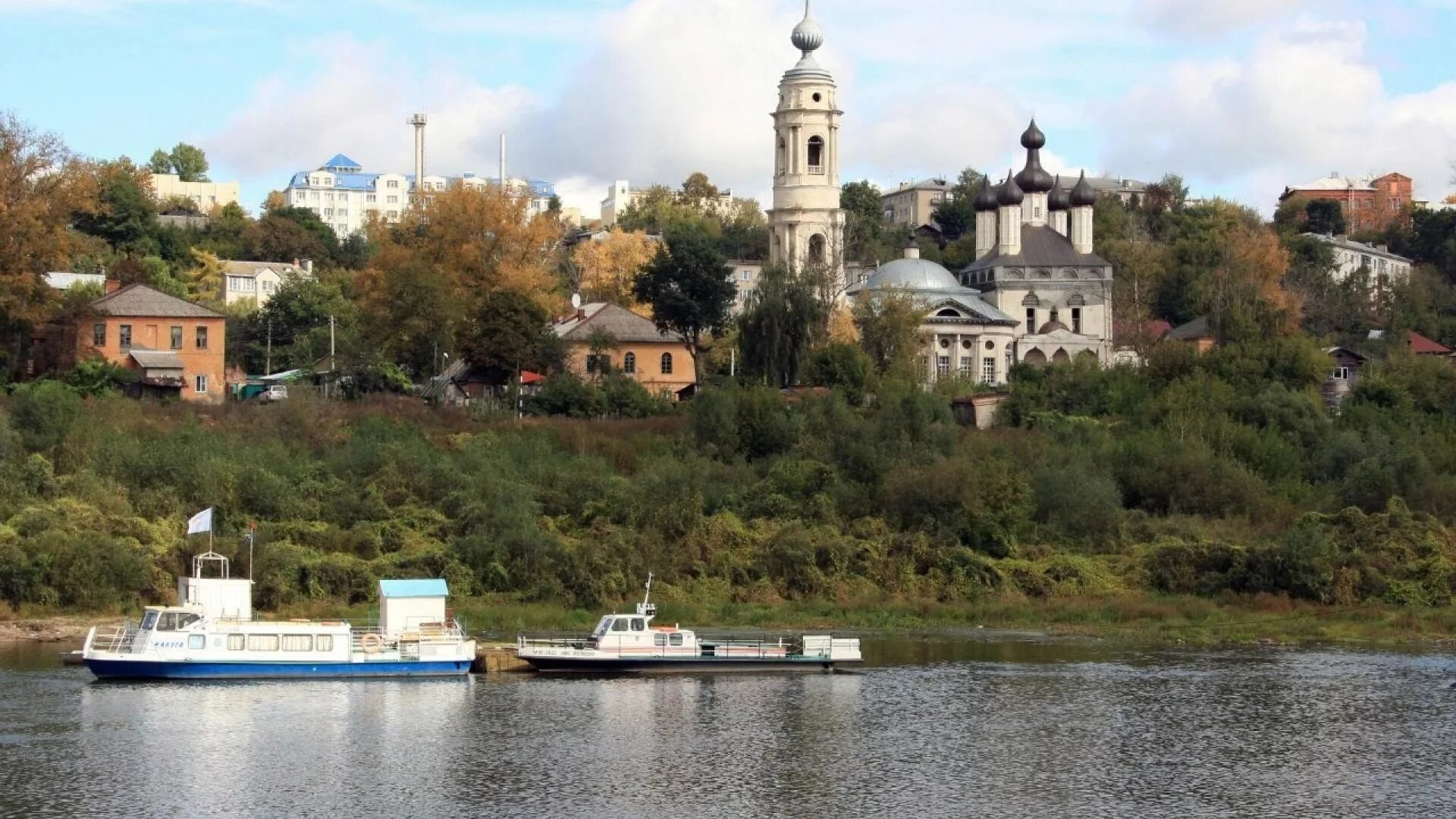 Рязанский кремль трубеж. Река ока город калуга. Калуга на реке оке. Рязанский кремль теплоход. Река ока калуга.