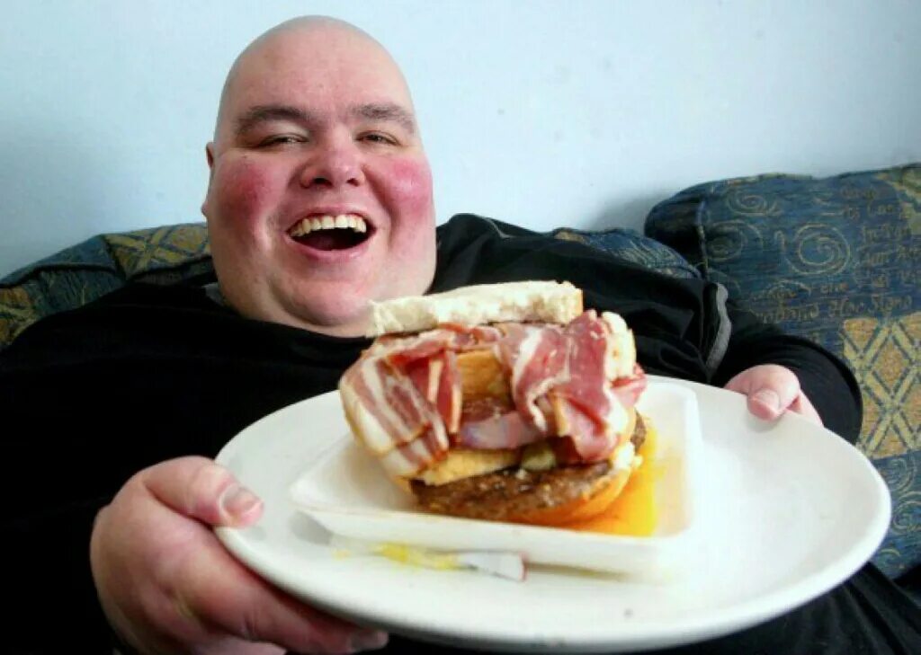 Ешь и толстым становишься. Толстый человек ест бутерброд. Жирный мужик с бутербродом. Толстый бутерброд.
