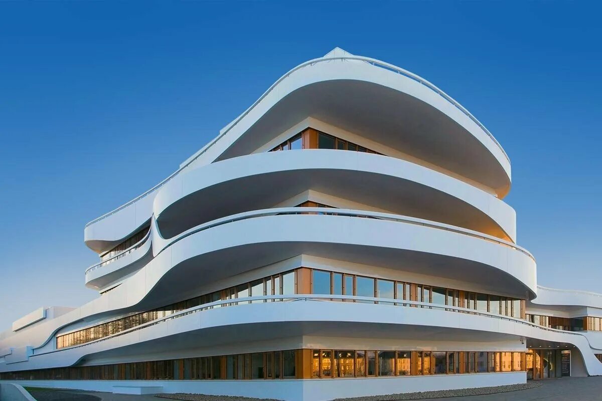 Восстановление исторических зданий. Разрушенные старые архитектурные здания. Ремонт архитектурных зданий. Станция реджио эмилия сантьяго калатрава. Центр гейдара алиева в баку.