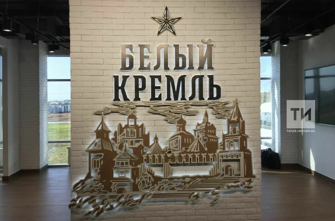 Завод белый кремль чистополь. Бел кремль. Белокаменный московский кремль. Красная площадь с белым кремлем. Бел кремль.