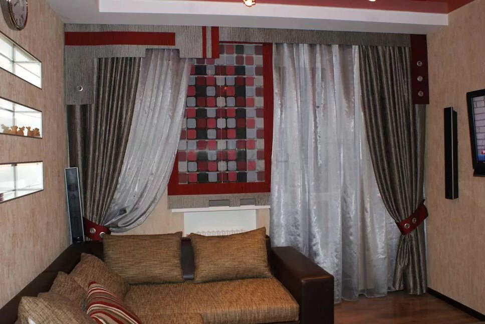 шторы для комнаты с балконом. шторы икеа в интерьере спальни. шторы для комнаты с балконом и окном. спальня в стиле неоклассика с балконом. занавески в зал с совмещенным балконом.