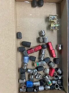 Откручивают колпачки