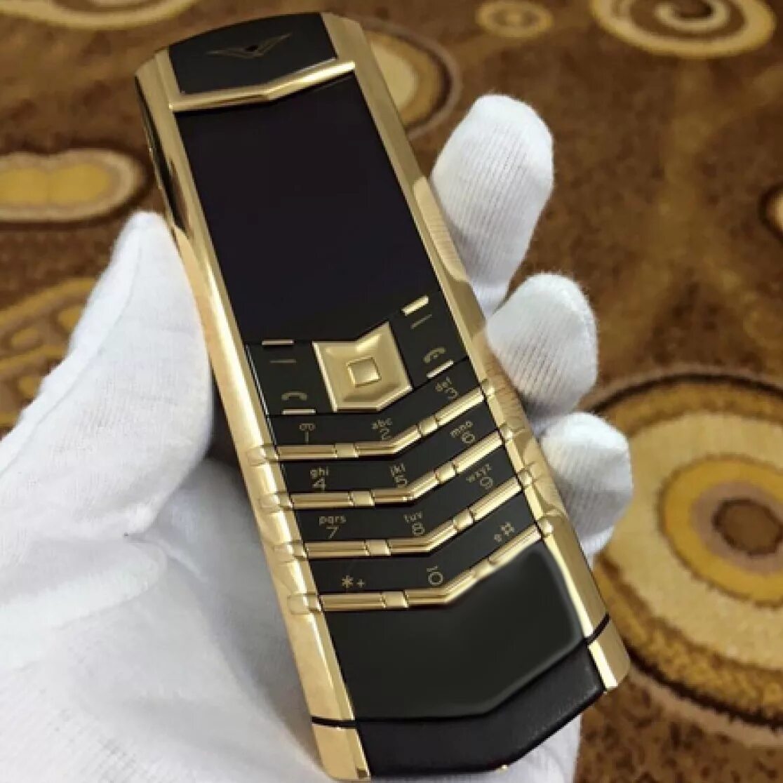 Дорогие телефоны 2023. Верту Голд модель 2008. Кнопочный телефон Vertu. Vertu Signature s Gold. Vertu телефон 2023.