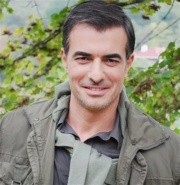 Серхан яваш. Серхан яваш турецкий актер. серхан яваш личная жизнь. серхан яваш и озлем йылмаз. serhan yavaş википедия.