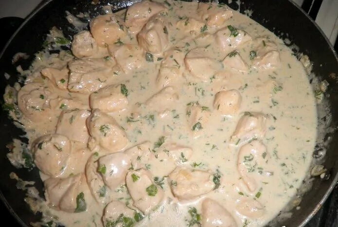 Куриное филе в майонезе на сковороде. Филе курицы в сметанном соусе на сковороде. куриное филе в сметанном соусе на сковороде. куриное филе в сметанном соусе. куриное филе с чесноком в сметане.