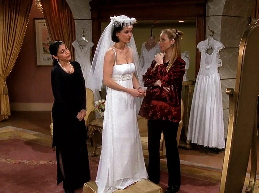 Друзья в свадебных платьях. Кирстен данст свадьба. Друзья в свадебных платьях. Друзья в свадебных платьях. Свадебное платье моники геллер.