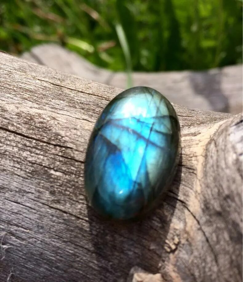 Лабрадор камень значение. Labradorite камень. лабрадор мадагаскарский камень. лабрадор спектролит. яшма с лабрадоритом.