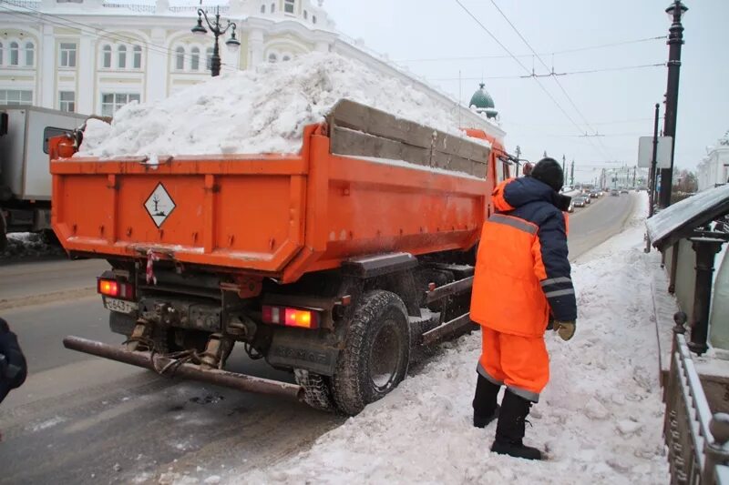 Грузовик снега