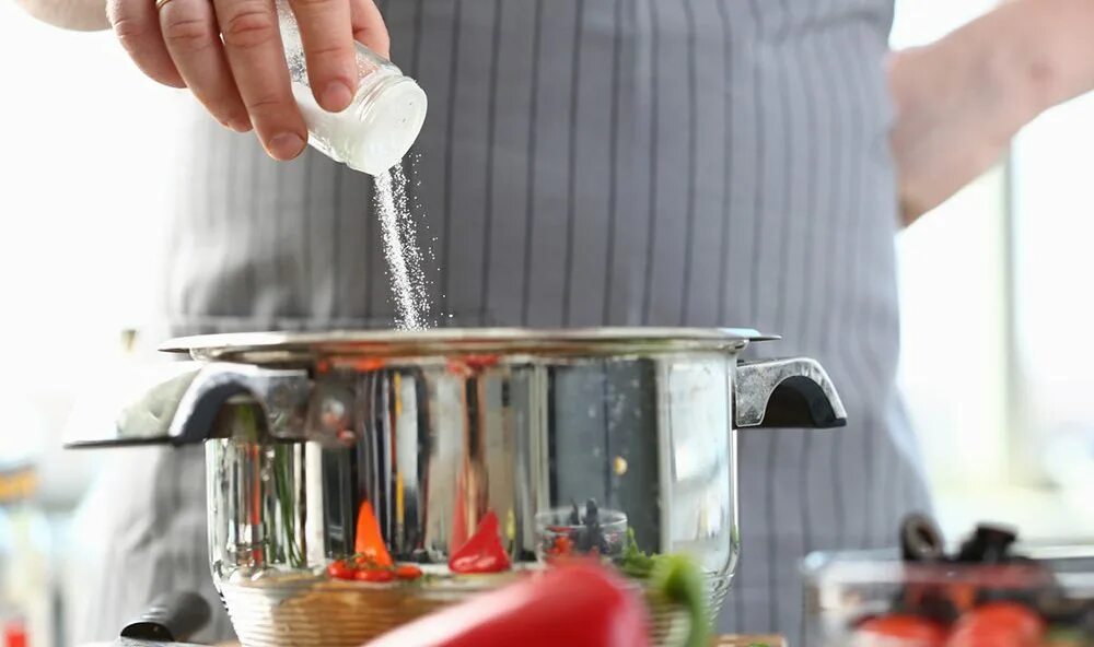 Соль в еду. Солим перед готовкой. Грузди белые маринованные. Соль в приготовлении пищи. Солить со.