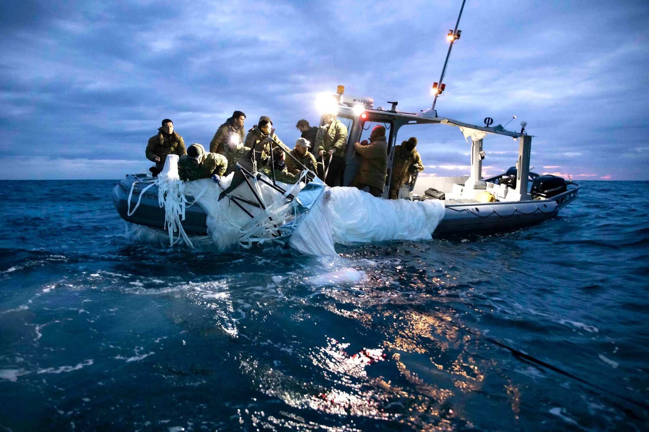 Сбили воздушный шар. Американские моряки. Морские котики США. Морские военные. Атлантический океан.