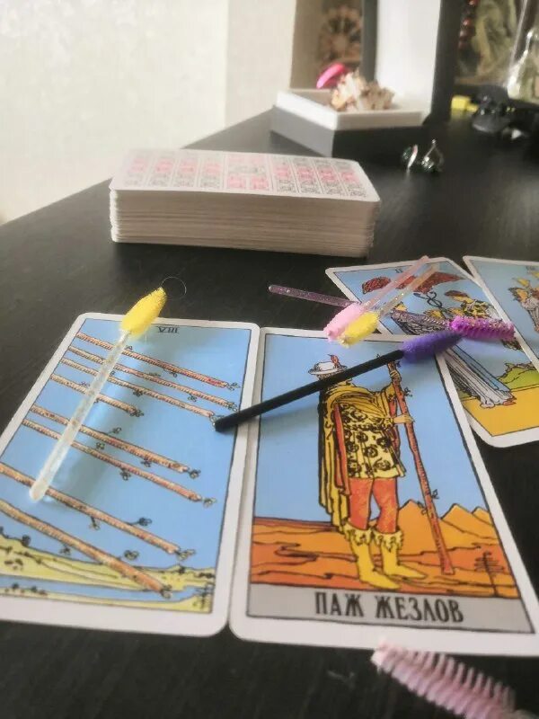 9 жезлов в сочетании. Восьмерка жезлов. Сочетание карт 8 жезлов. Восьмерка жезлов таро. Сочетание карт 8 жезлов.