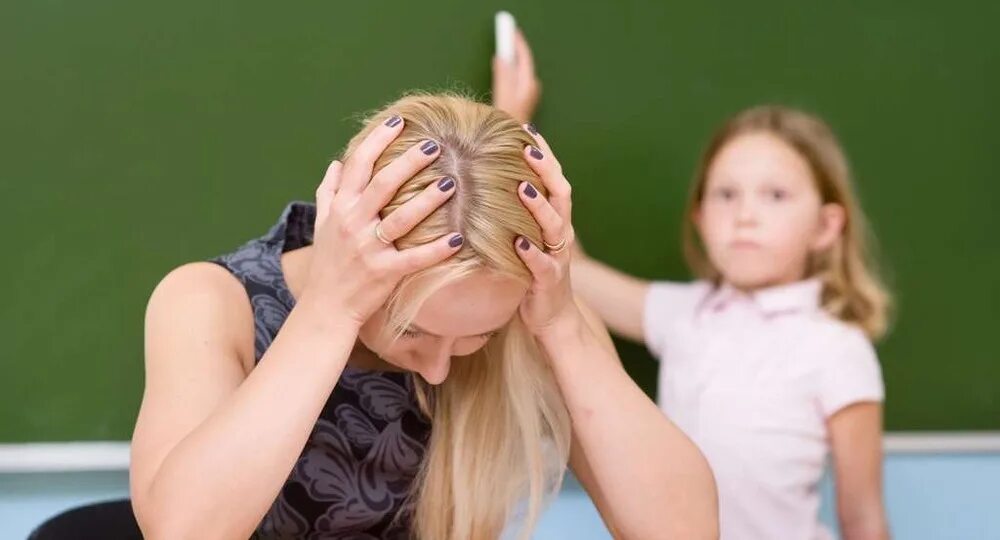 Почему взрослые не понимают детей. Учитель плачет. Стресс учителя. Учитель и дети. "Дети и стресс".
