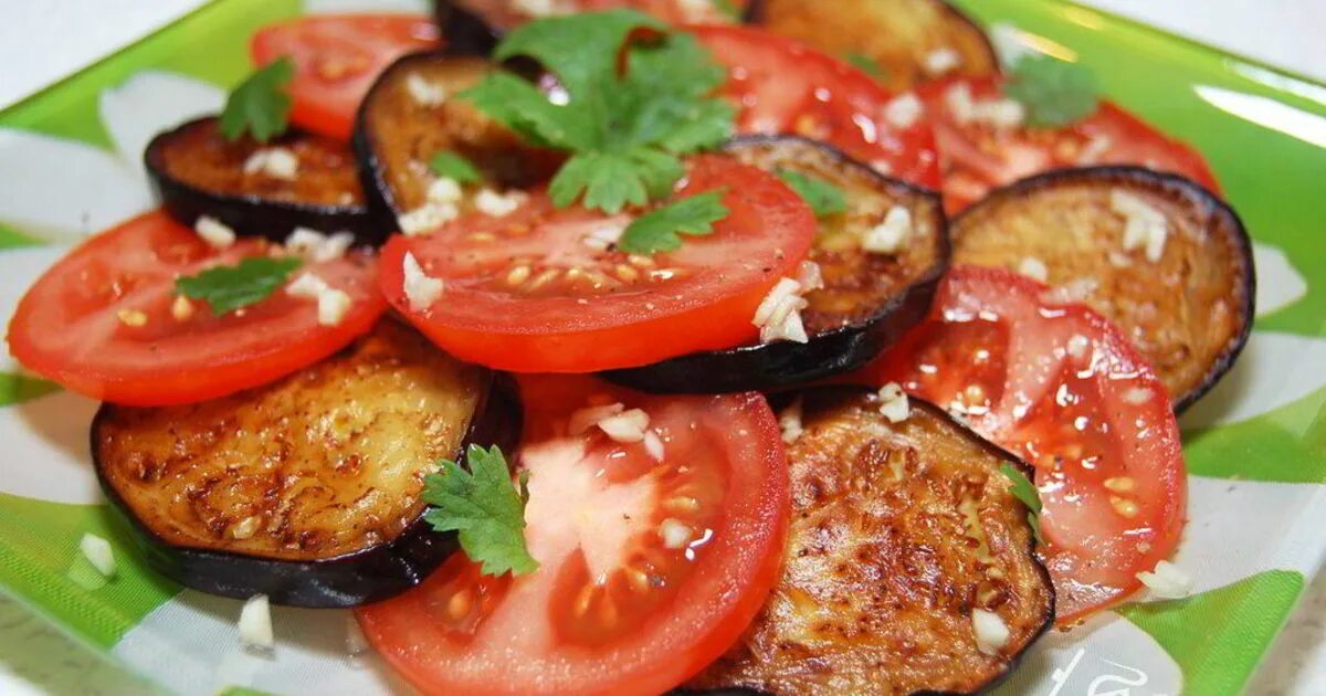 Баклажаны жареные с чесноком и помидорами. Баклажаны с помидорами и чесноком закуска. Баклажаны кружочками с помидорами. Закуска жареные баклажаны с помидорами и чесноком. Баклажаны помидоры чеснок рецепт духовка