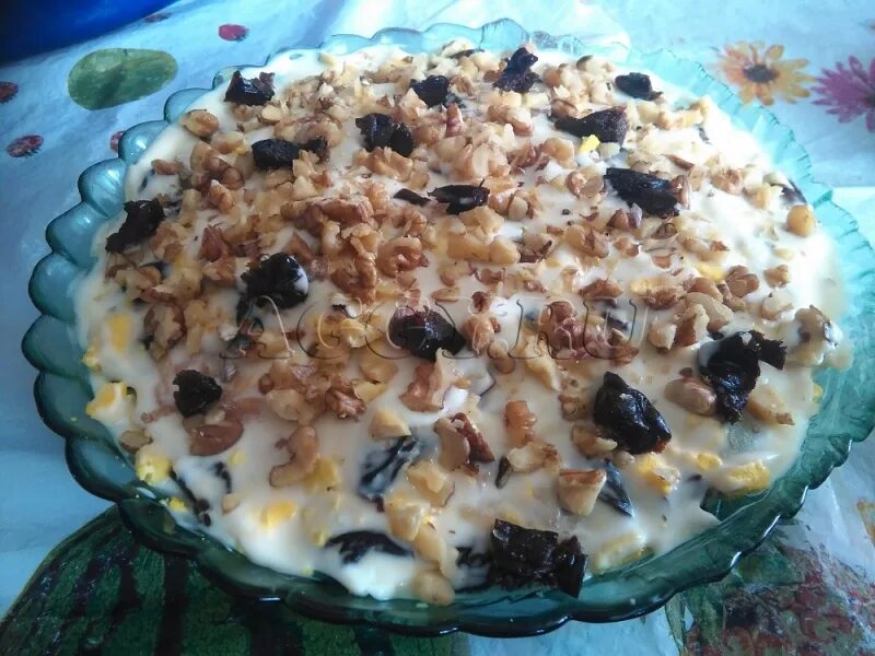 Салаты черепаха с грецкими орехами и черносливом. Салат черепаха с курицей и черносливом и орехами. салат черепаха с черносливом. салат черепаха с курицей с грецкими орехами и черносливом. салат черепашка с копченой курицей и черносливом.