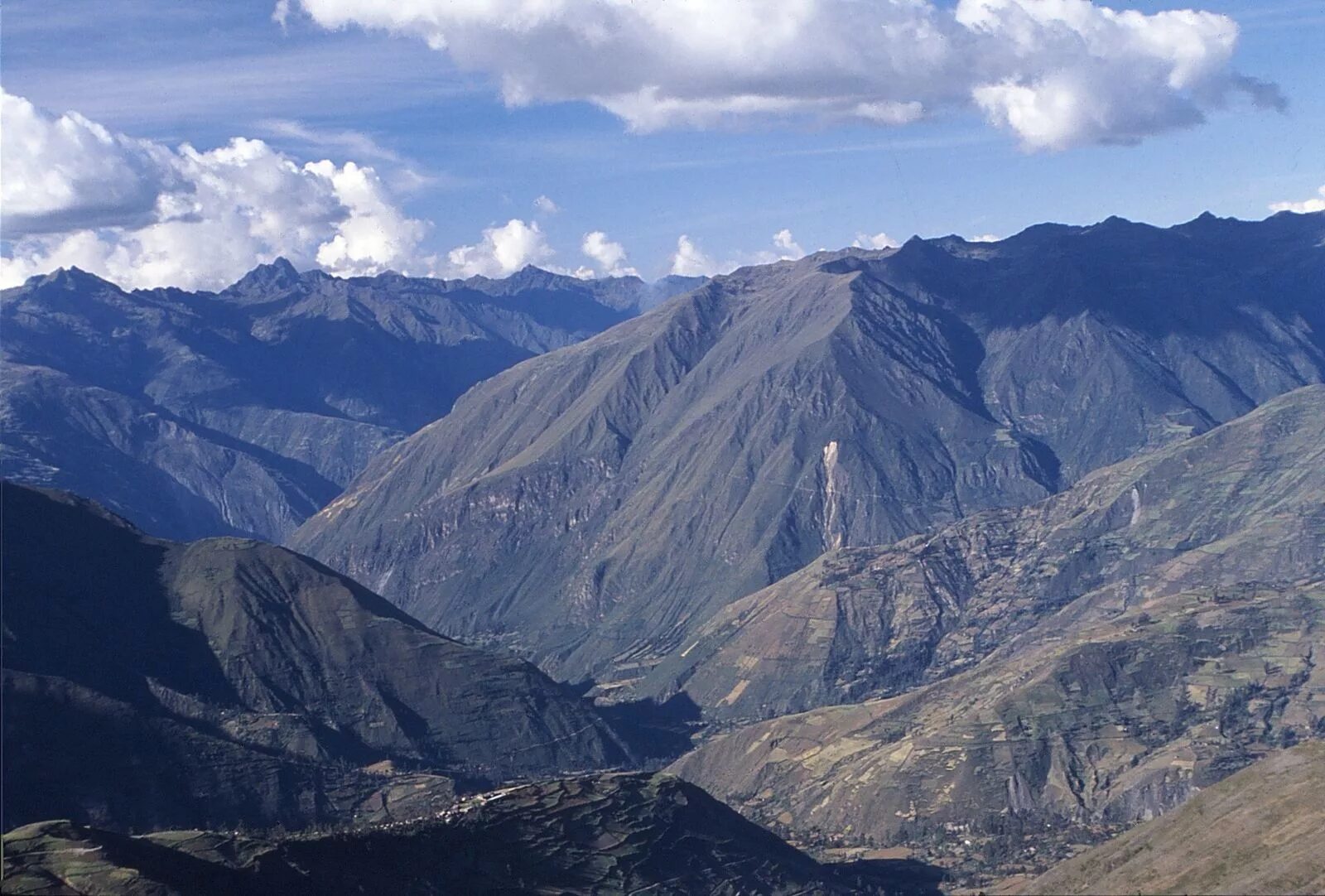 Формирование анд. Аякучо перу. анды. ayacucho. село анди фото.