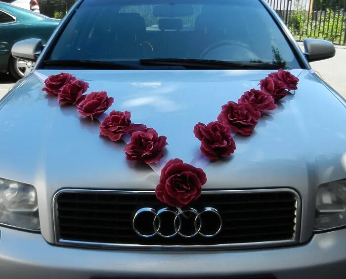 Цветы букет в машине. Rose auto. Наклейки на автомобиль розы. Аэрография на машине. Букет цветов на белой машине.