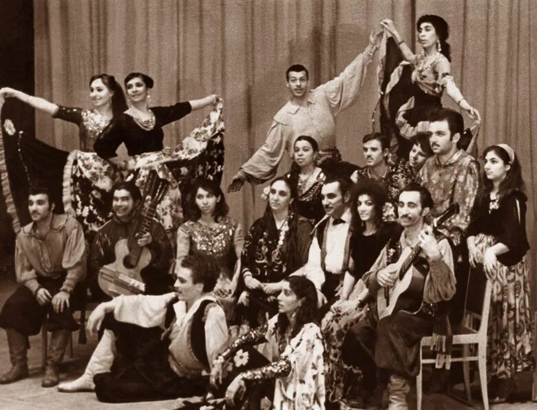 Ансамбль театр. Цыганский театр ромэн 1931. цыганский театр в москве ромэн. цыганский ансамбль ромэн сличенко. цыганская ансамбль театр ромэн.