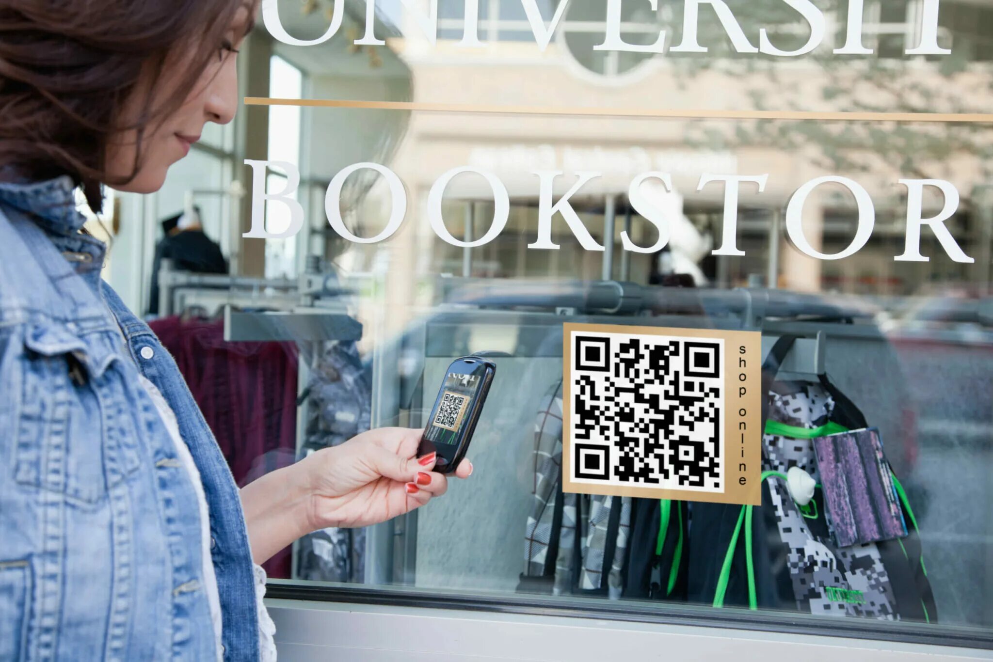 Кода маркет. QR код в магазине. QR код на витрине магазина. Оплата по QR коду в магазине. Реклама с QR кодом.