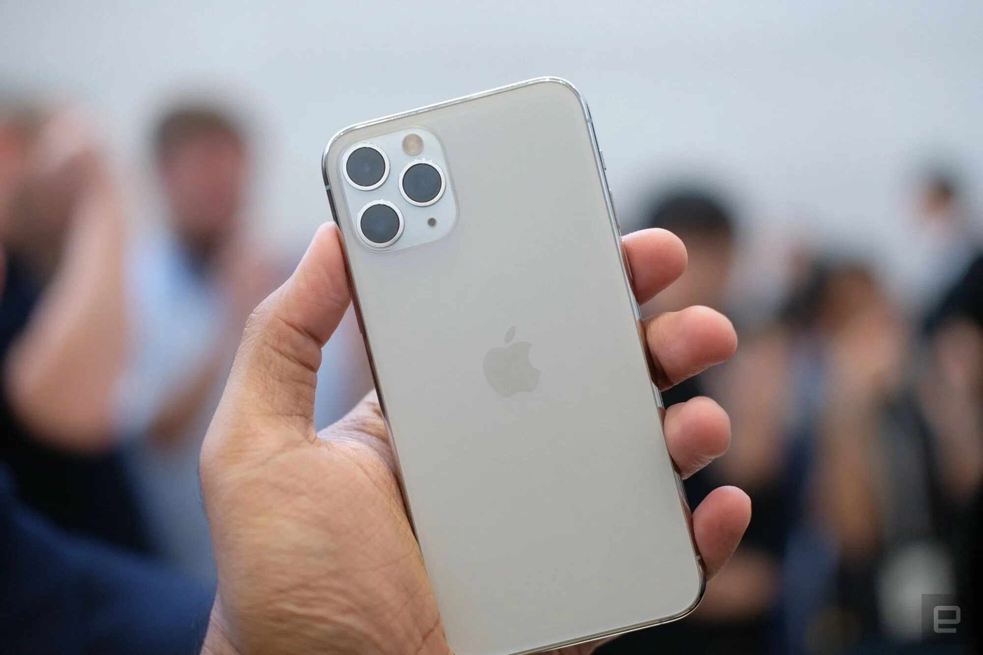 Iphone 11 Pro Max Silver. Айфон 11 белый. Айфон 11 Pro Max белый. Iphone 13 Pro Max. Владелец 11 айфона