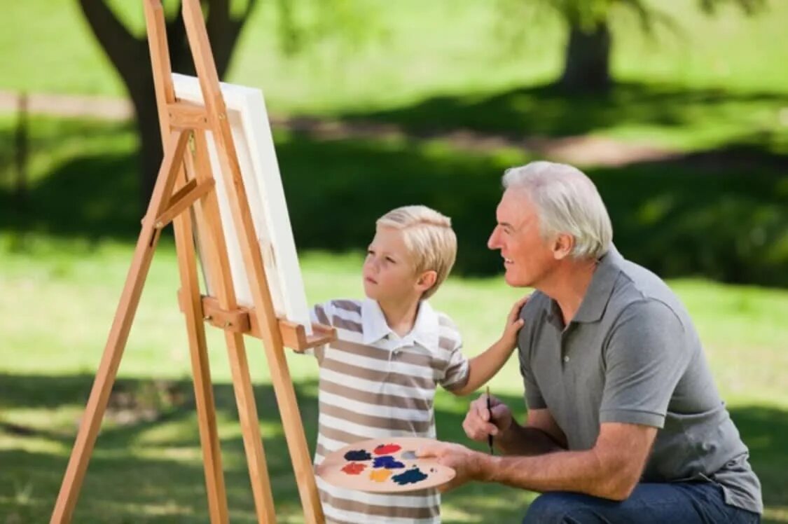 Дедушка и внук. Дед учит внука. Фото дедушка учит внука. Дед с внуком на даче живопись.