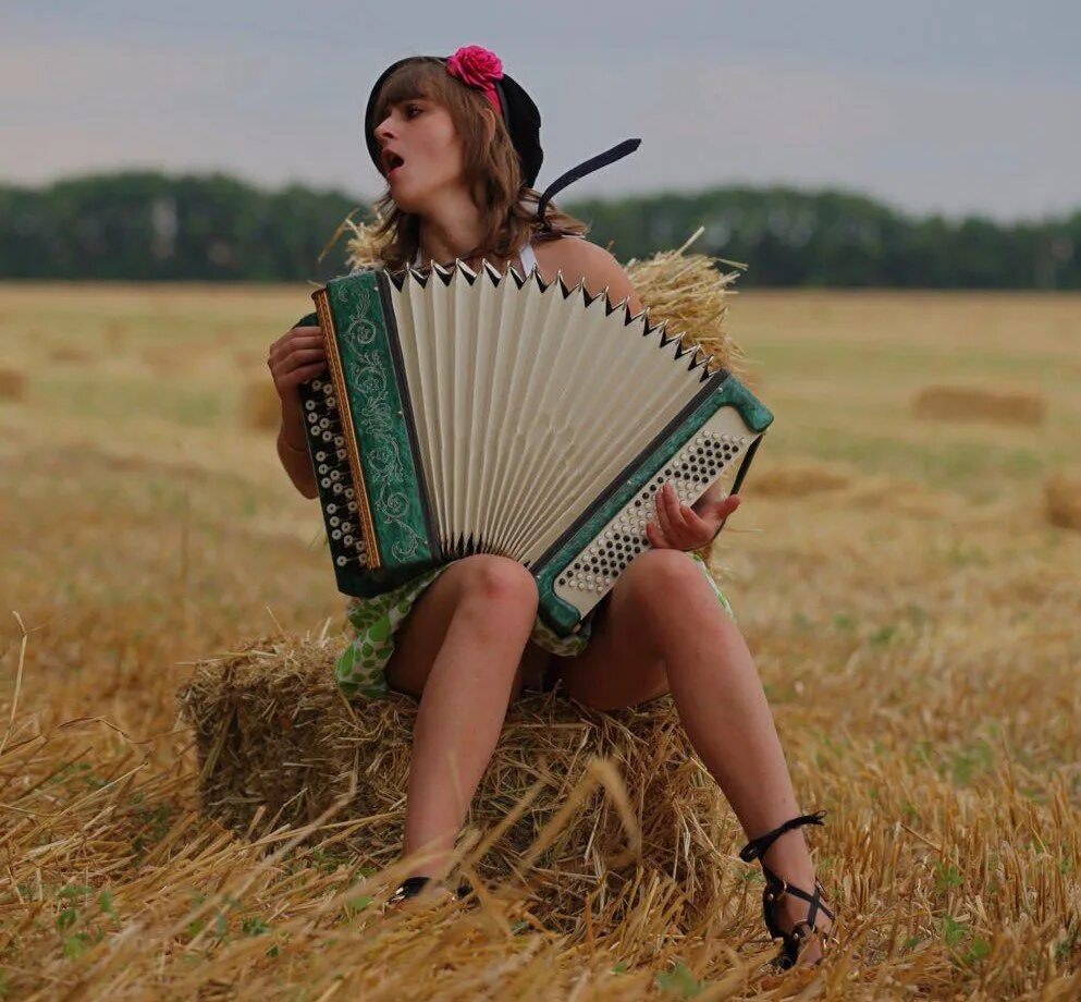 Давай сыграем в поле. Женщина с гармошкой. Женщина с баяном в поле. Женщина с аккордеоном.