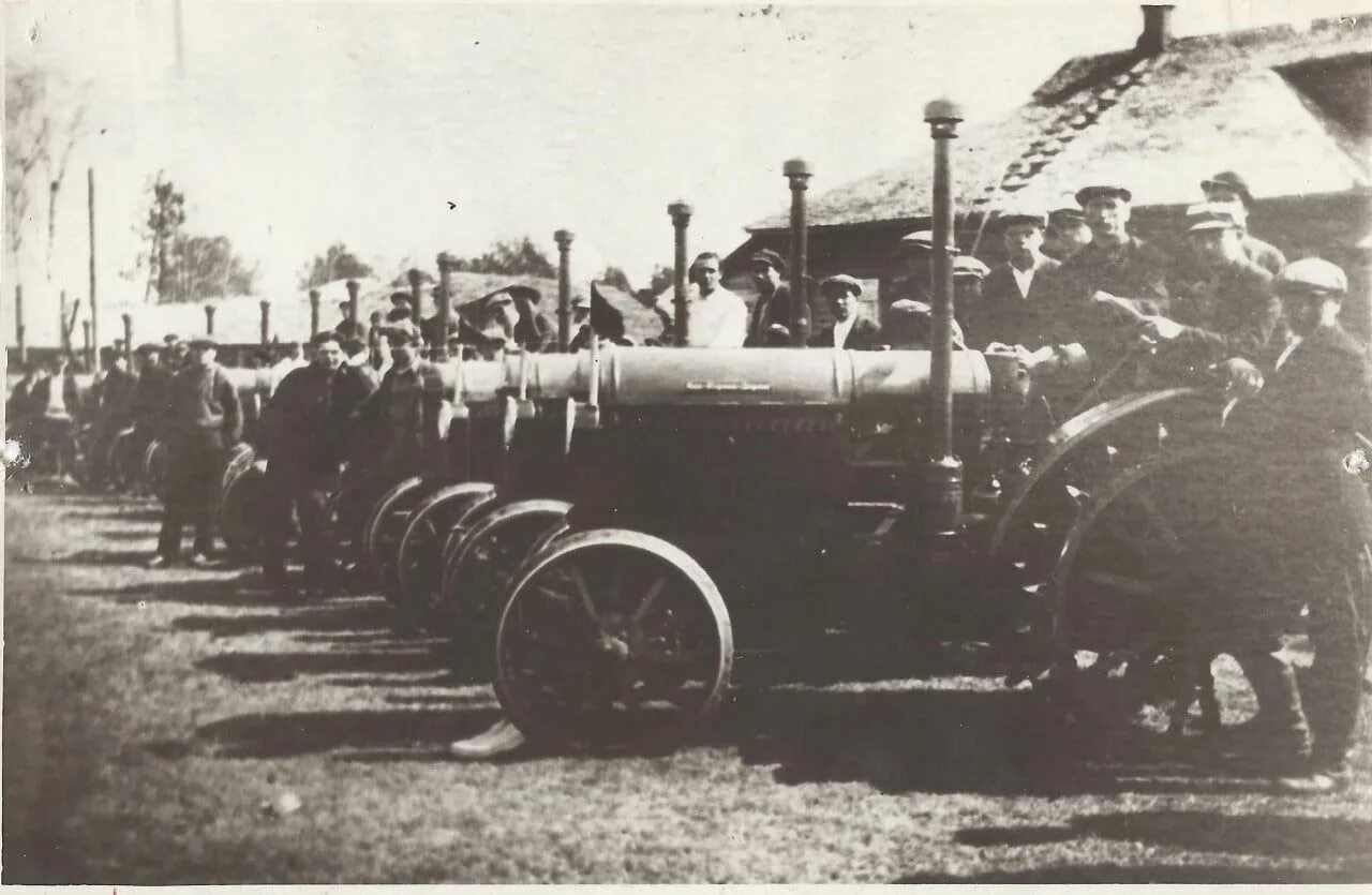 Первые мтс в ссср. Машинно-тракторные станции 1930. МТС машинно-Тракторная станция. Машинно-Тракторная станция Змиевка. МТС Машинотракторная станция.