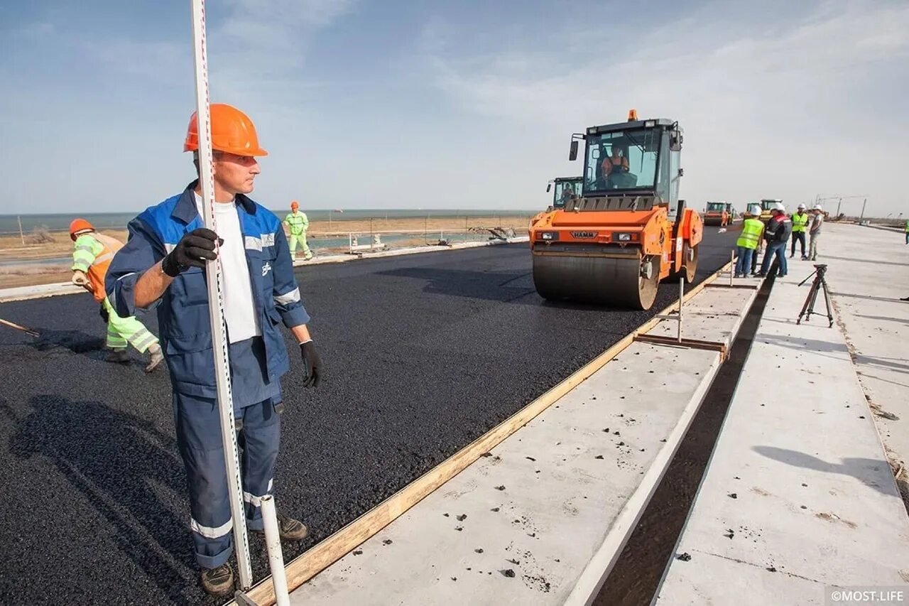 Дорожное строительство автомобильных дорог. Строительство автомобильных дорог. Дорожный Строитель. Стройка дороги. Строим дороги.