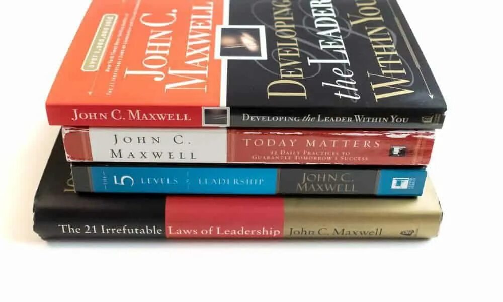 David robson intelligence trap book. Leaders books. The book of leadership. Leaders books. Red and blue book about leadership.