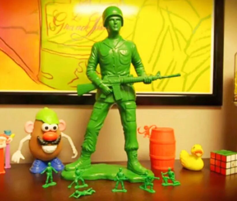 Giant toy. Солдатики Toy story. Giant солдат. Солдат из истории игрушек. Army men c ведёрко из истории игрушек.