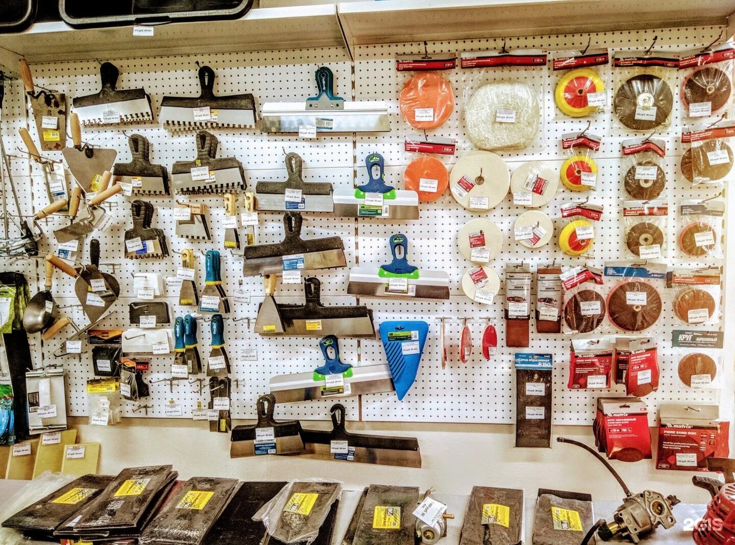 выкладка ручного инструмента. магазин электрики и крепежа. витрина строительного магазина. крепежный магазин. метизы магазин.