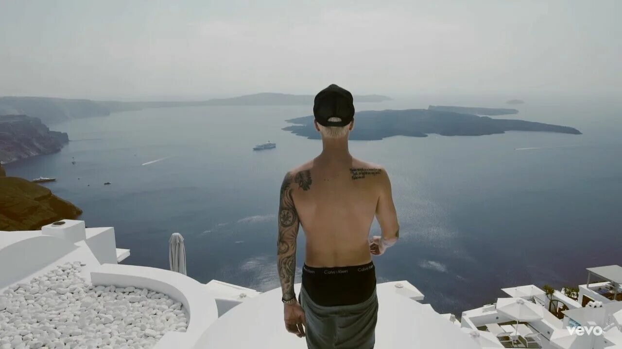 She knows justin bieber. Джастин бибер company. justin bieber 2025 фото. justin bieber i show you. джастин бибер спина.